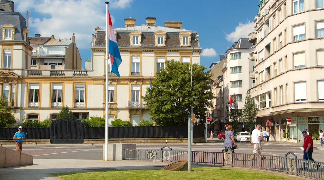 Luxembourg fasiliteter samt by, historisk arkitektur og torg eller plass