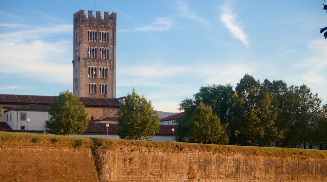 Lucca som inkluderar historisk arkitektur