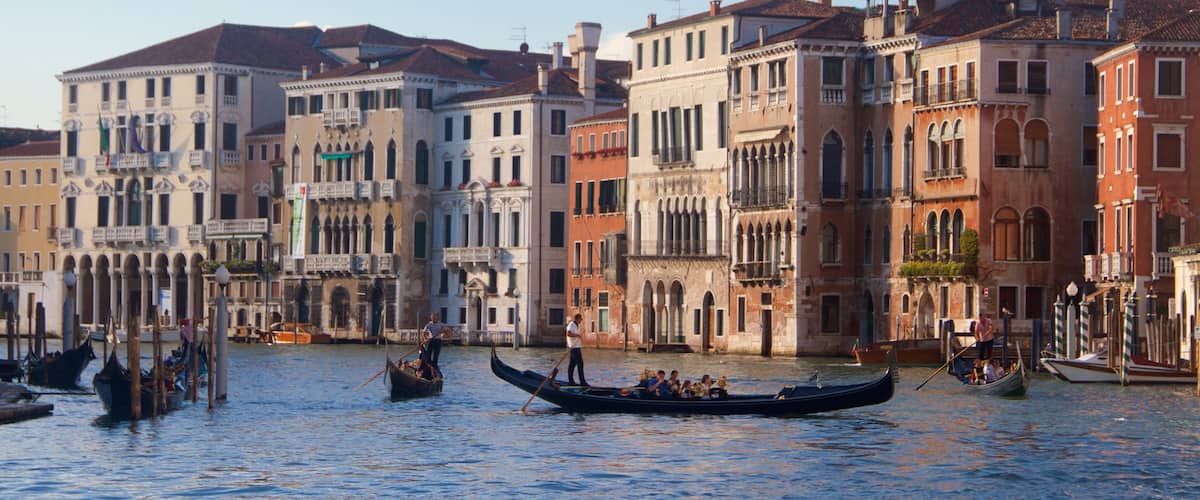 Gran Canal que incluye un lago o abrevadero, deportes acuáticos y patrimonio de arquitectura