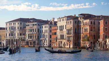 Gran Canal que incluye un lago o abrevadero, deportes acuáticos y patrimonio de arquitectura