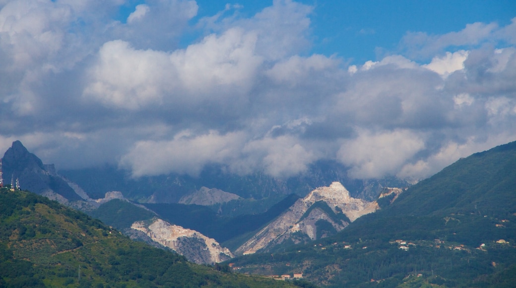 Massa Carrara mostrando montanhas e neblina