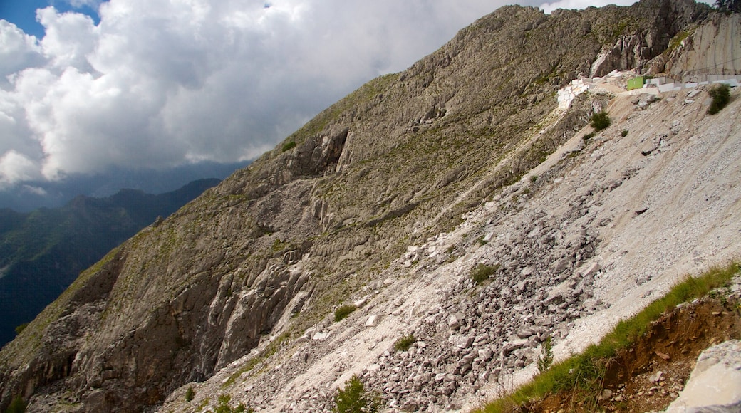 Massa Carrara showing mountains and mist or fog