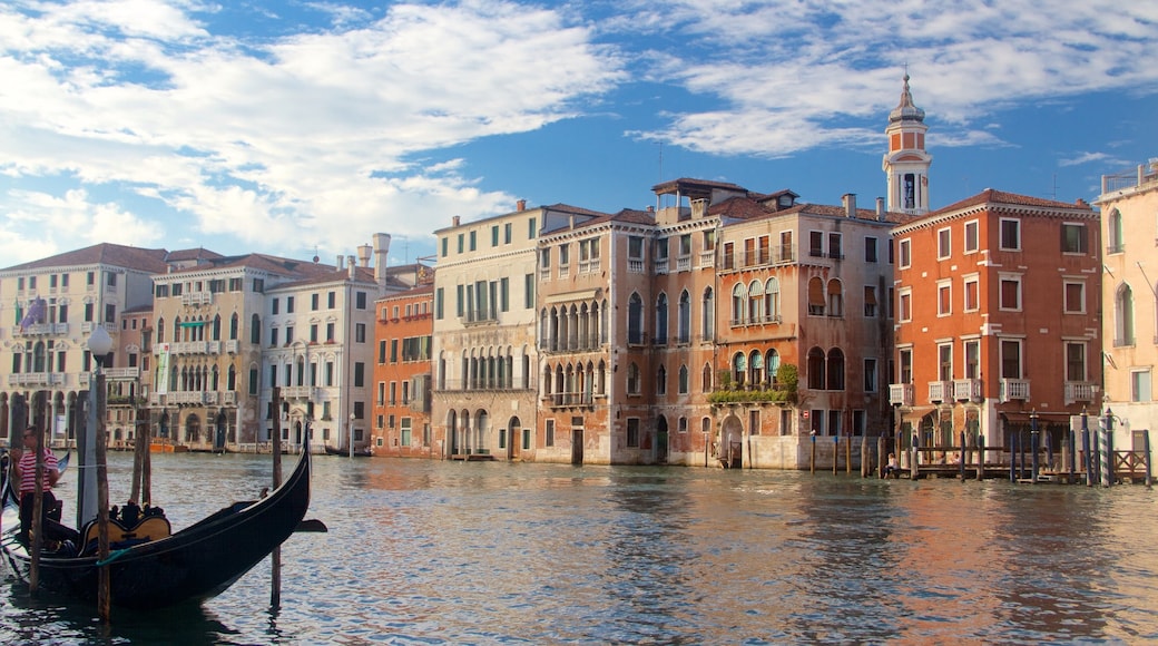 Canal Grande di Trieste toont een rivier of beek en een baai of haven