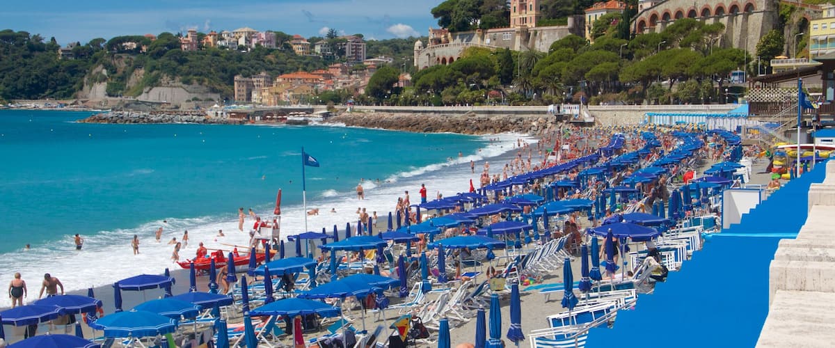 Celle Ligure che include località costiera, vista della costa e hotel di lusso o resort