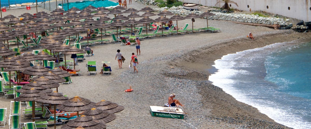 Celle Ligure mettant en vedette vues littorales, hĂŽtel ou complexe de luxe et plage