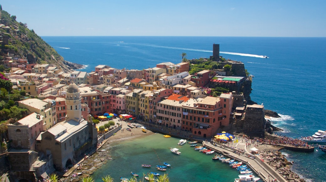 Vernazza caracterizando uma cidade, paisagens litorâneas e uma cidade litorânea