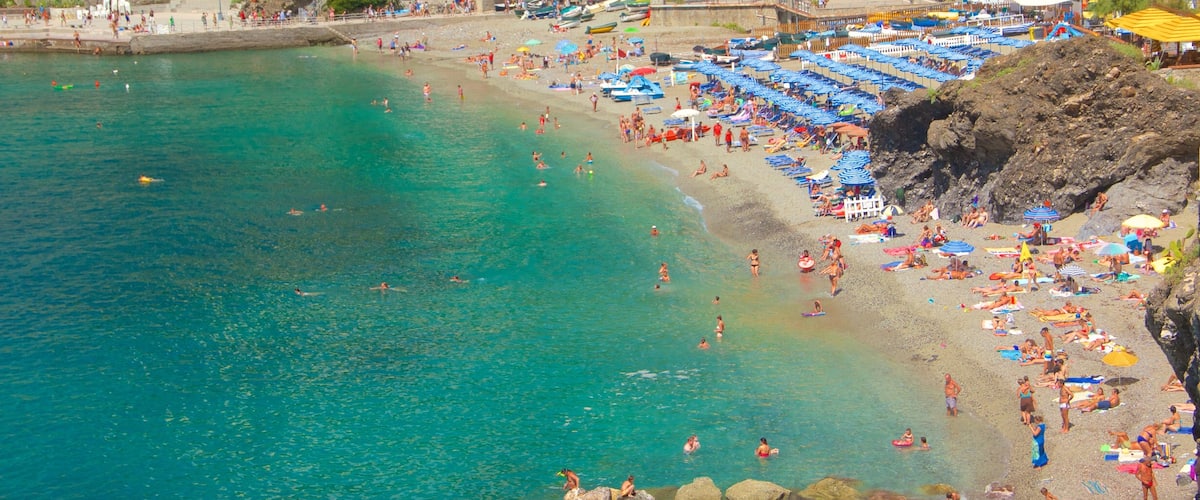 Playa de Monterosso ofreciendo un hotel o resort de lujo, una playa y una ciudad costera
