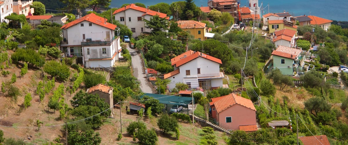 Moneglia mettant en vedette maison et ville côtière