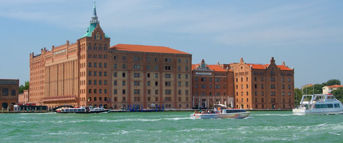 Ăle La Giudecca qui includes navigation, vues littorales et patrimoine historique