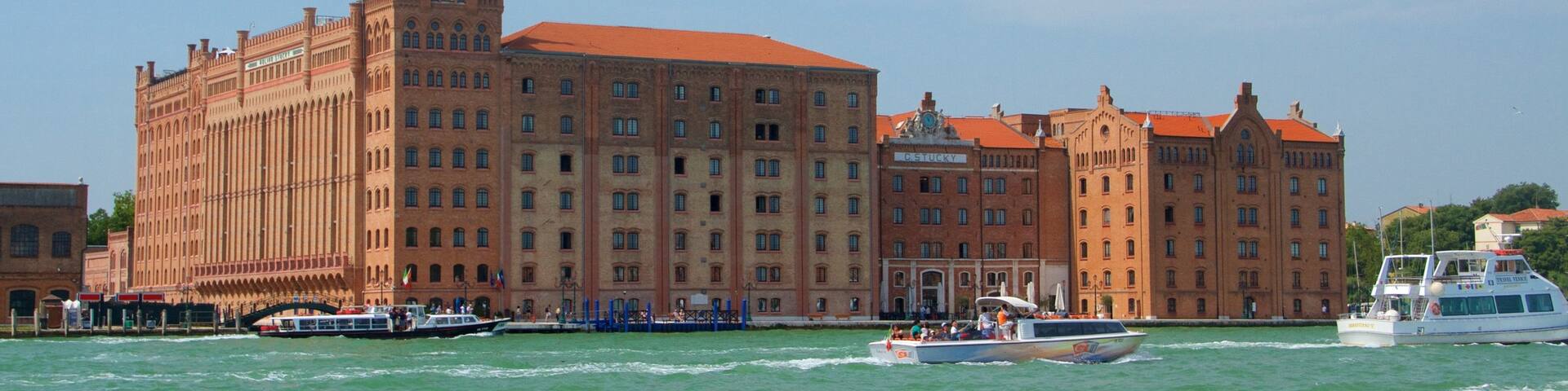 La Giudecca which includes boating, heritage elements and heritage architecture