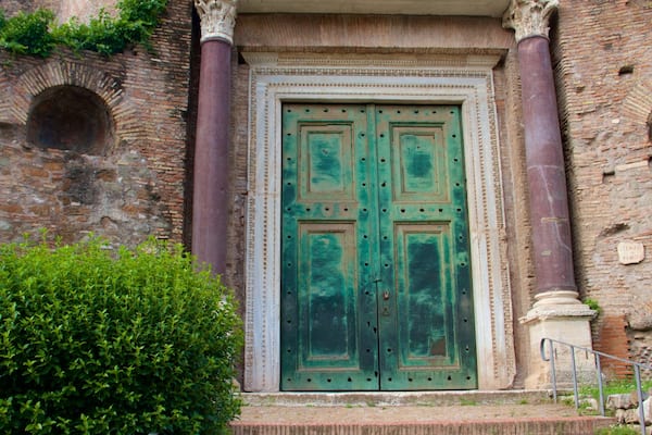 Basilica di S. Francesca Romana Al Foro Romano das einen historische Architektur