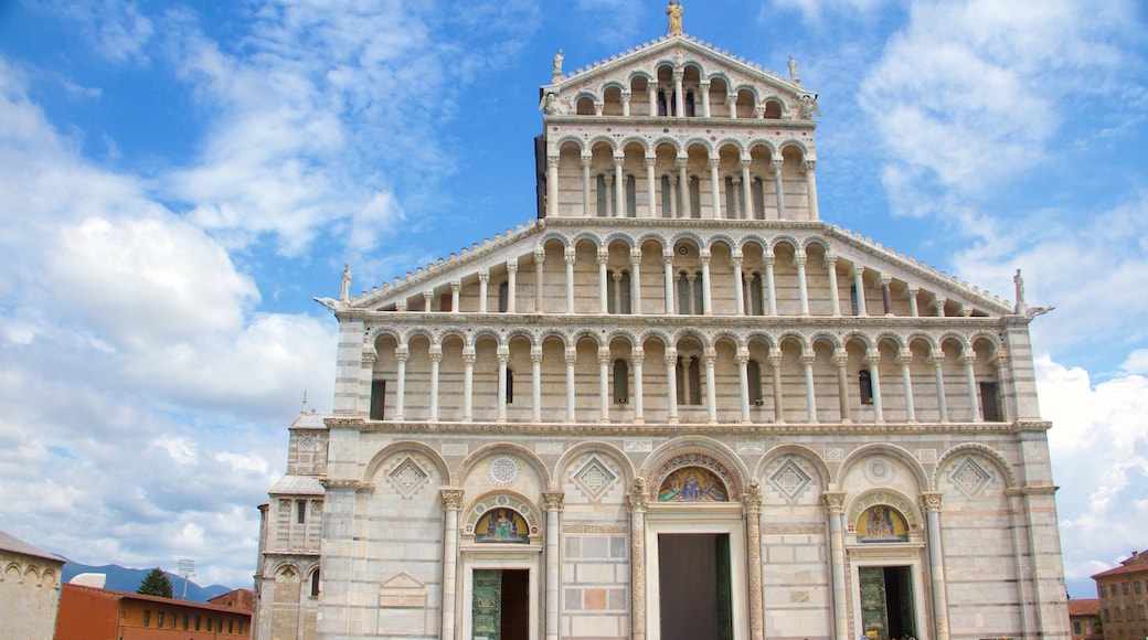 Pisa som inkluderer historisk arkitektur, kirke eller katedral og kulturarv