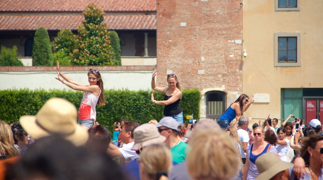 Pisa cosi come un grande gruppo di persone