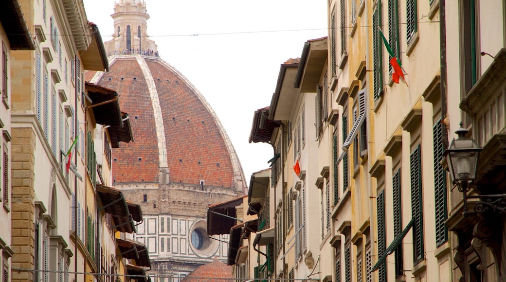 Piazza del Duomo che include architettura d\'epoca