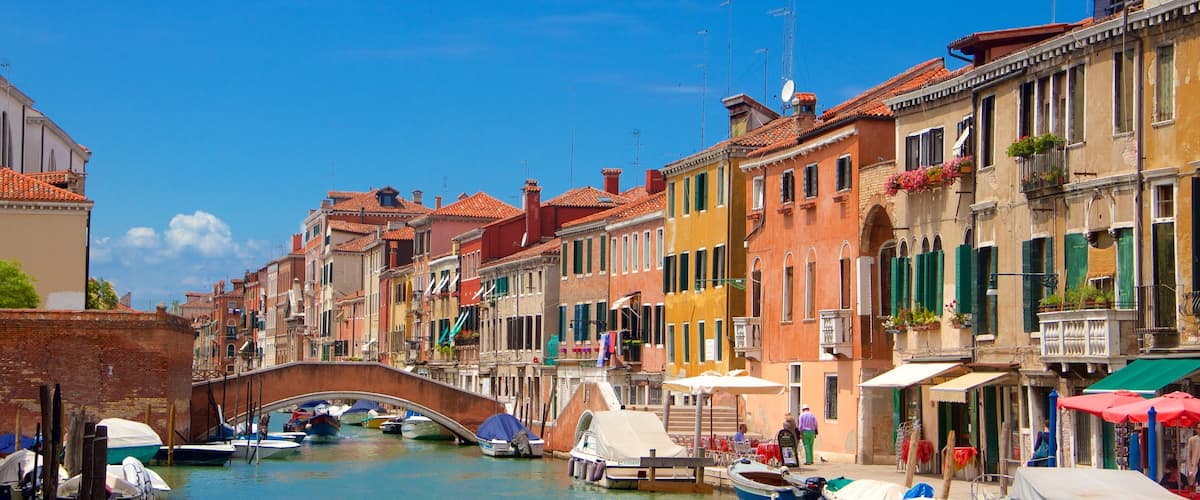 Ghetto de Venise qui includes ville côtière, navigation et patrimoine architectural