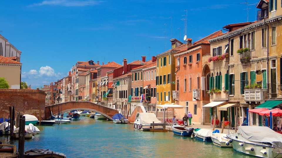Ghetto di Venezia che include ponte, località costiera e architettura d\'epoca