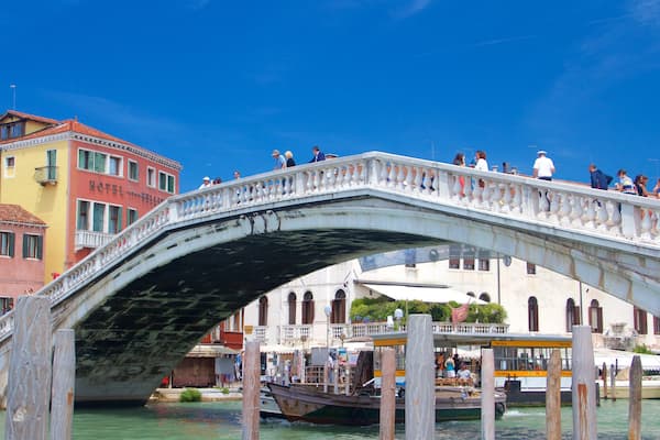 Pont des Déchaussés montrant navigation et pont