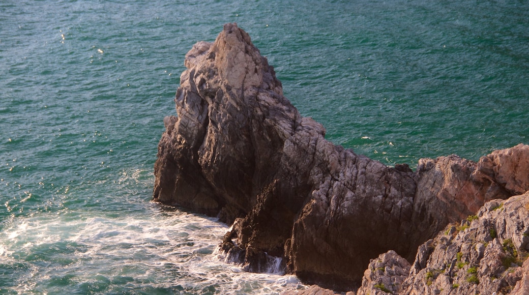 Chiesa di San Pietro mostrando costa rocciosa e vista della costa