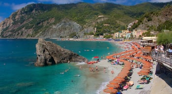 Strand van Monterosso inclusief een luxueus hotel of resort, zwemmen en algemene kustgezichten