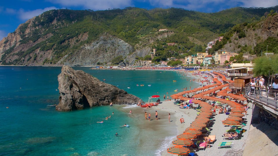Monterosso Strand som viser svømning, barsk kystlinje og udsigt over kystområde