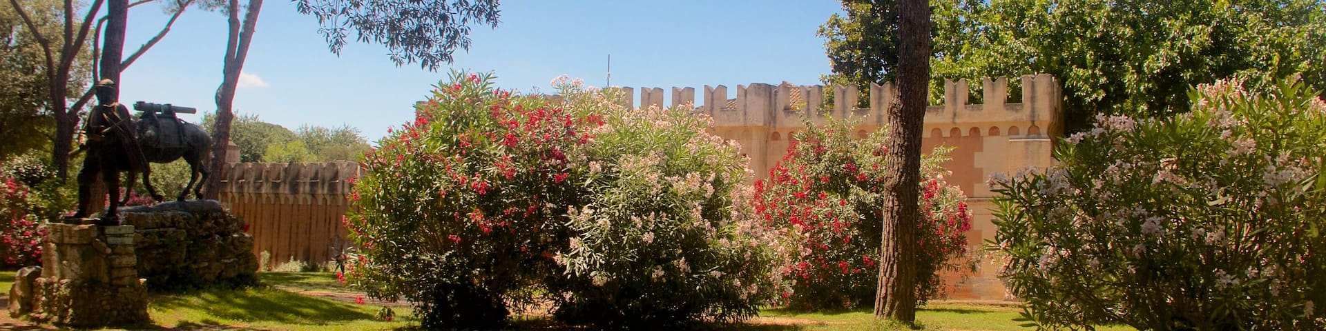 Globe Theatre Rome qui includes jardin et statue ou sculpture
