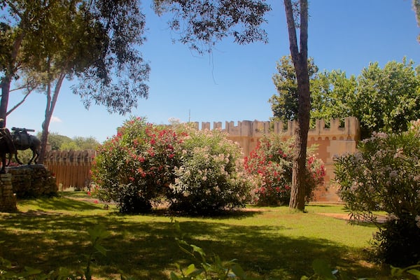 Globe Theatre Rome qui includes jardin et statue ou sculpture