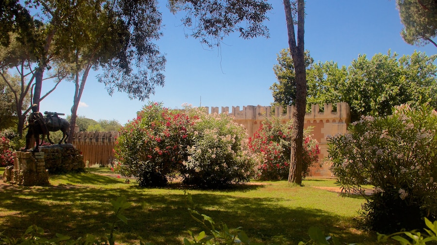 Globe Theatre Rome featuring a statue or sculpture and a garden