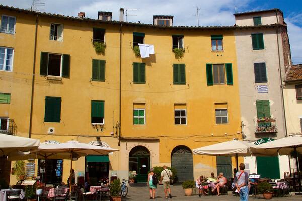 Eglise San Michele in Foro mettant en vedette sortie au restaurant