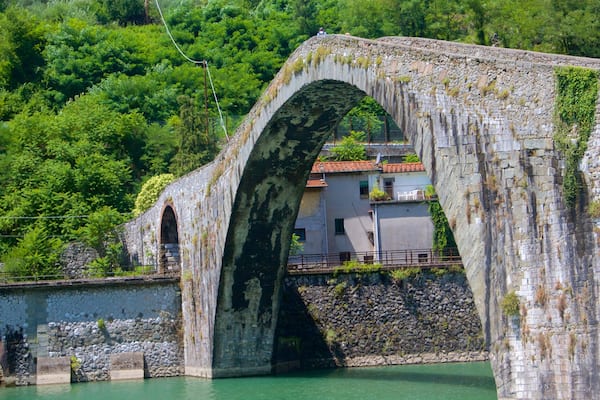 Pont de la Madeleine mettant en vedette pont