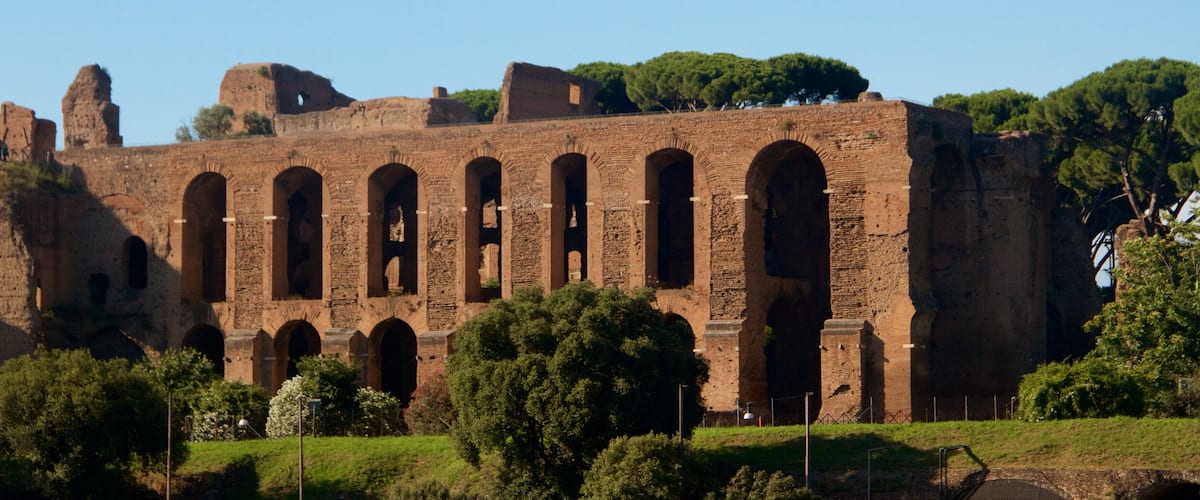 Circus Maximus montrant ruine, patrimoine architectural et patrimoine historique