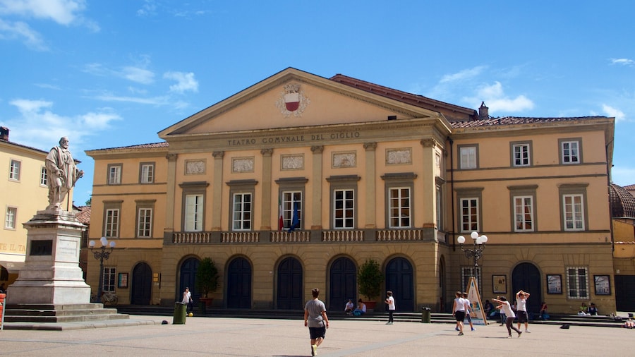 Teatro del Giglio que incluye una estatua o escultura, arquitectura patrimonial y una plaza