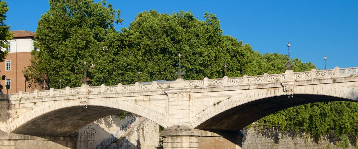 Latium das einen Brücke und Fluss oder Bach