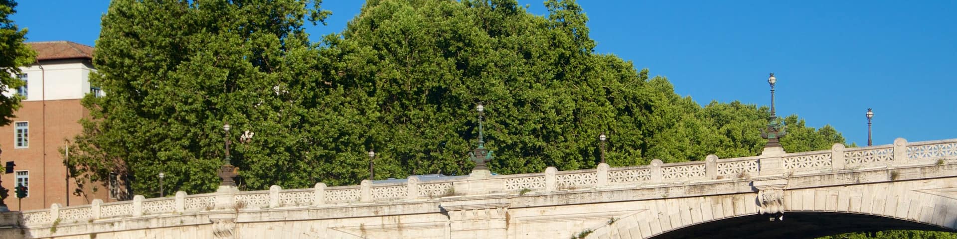 Latium mettant en vedette riviĂšre ou ruisseau et pont