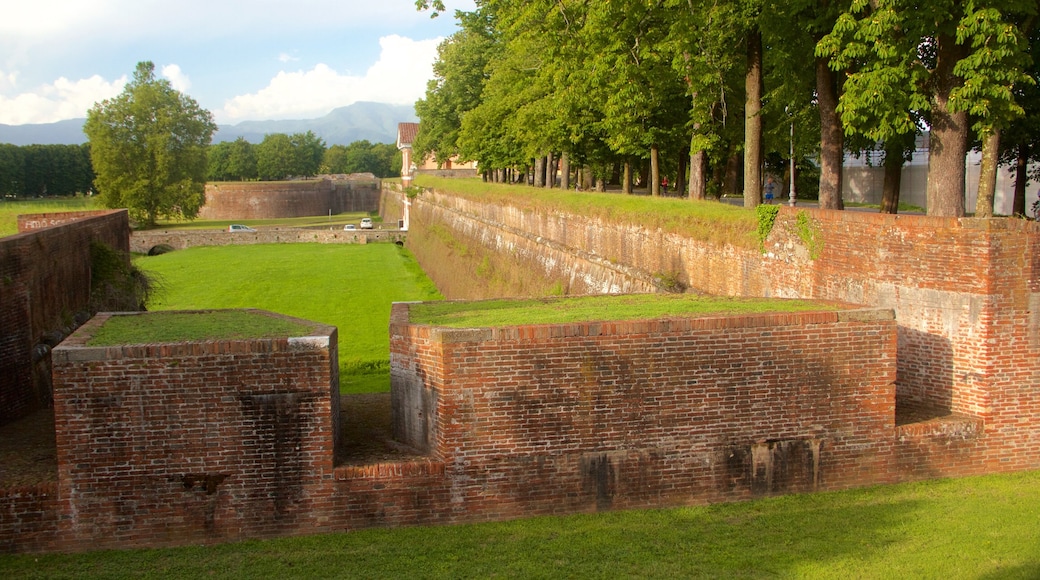 Lucca som visar en ruin, historisk arkitektur och historiska element