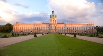 Schloss Charlottenburg ofreciendo elementos patrimoniales, un atardecer y un castillo