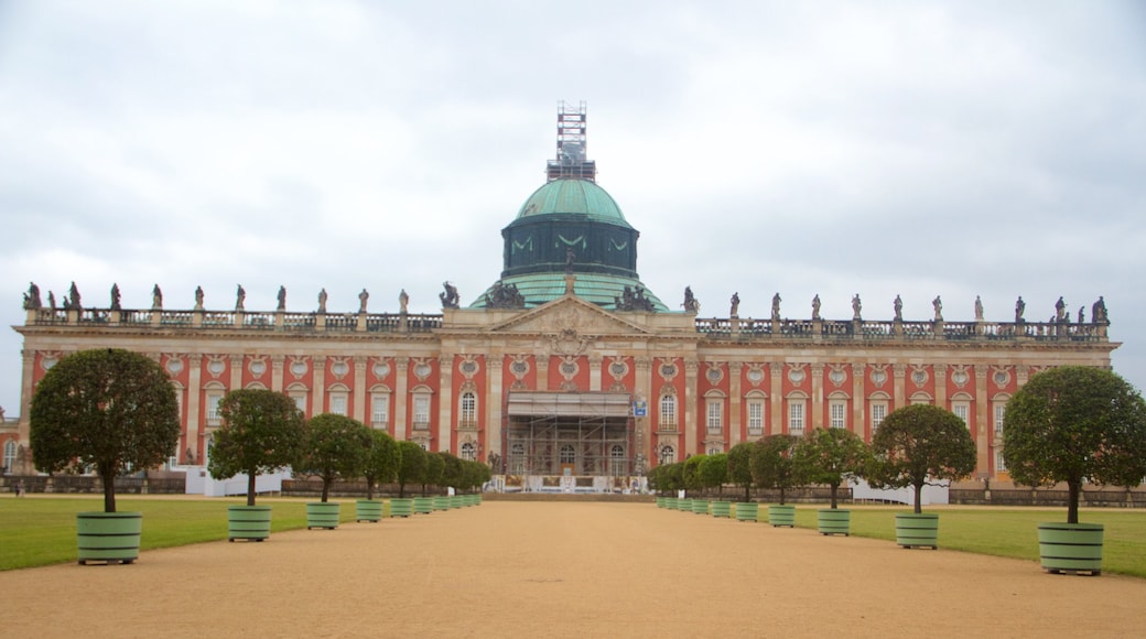 Nya palatset som inkluderar ett slott, historisk arkitektur och historiska element