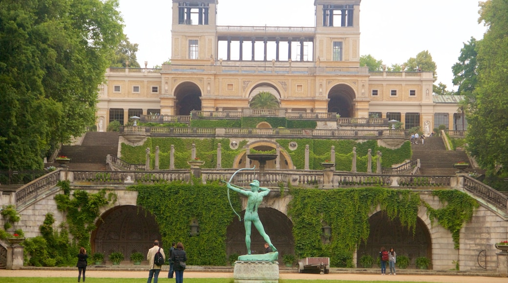 Palacio de Orangerie mostrando arquitectura patrimonial, elementos patrimoniales y una estatua o escultura