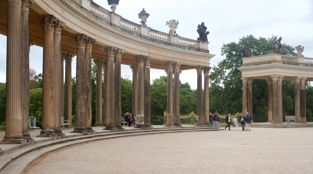 Palácio Sanssouci que inclui uma praça ou plaza, elementos de patrimônio e arquitetura de patrimônio