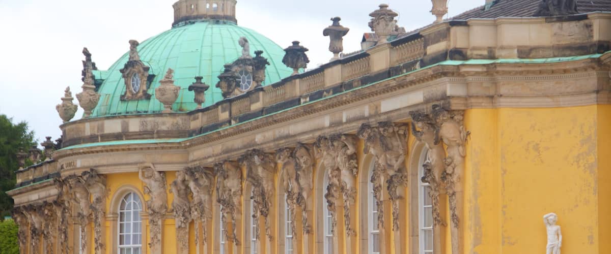 Schloss Sanssouci welches beinhaltet Geschichtliches, Burg und historische Architektur