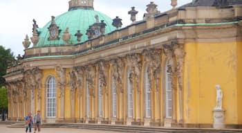 Schloss Sanssouci welches beinhaltet Geschichtliches, Burg und historische Architektur