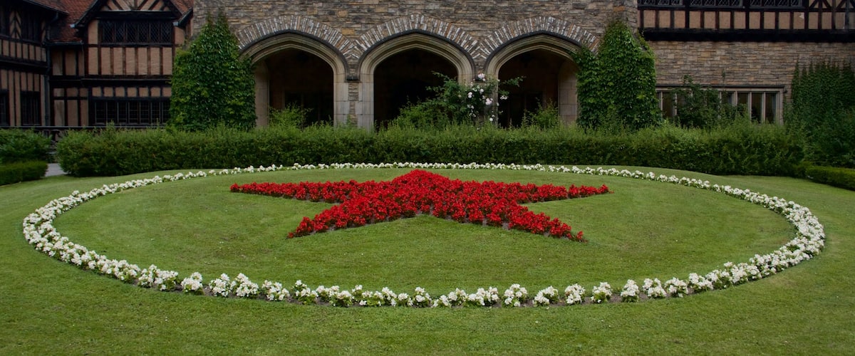 Schloss Cecilienhof featuring flowers and a park