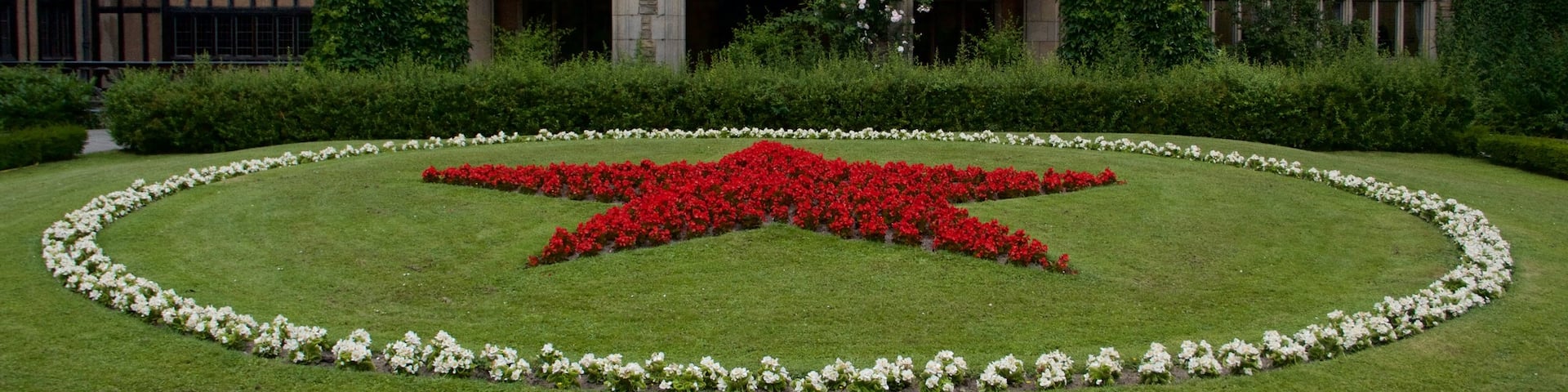 Schloss Cecilienhof das einen Blumen und Garten