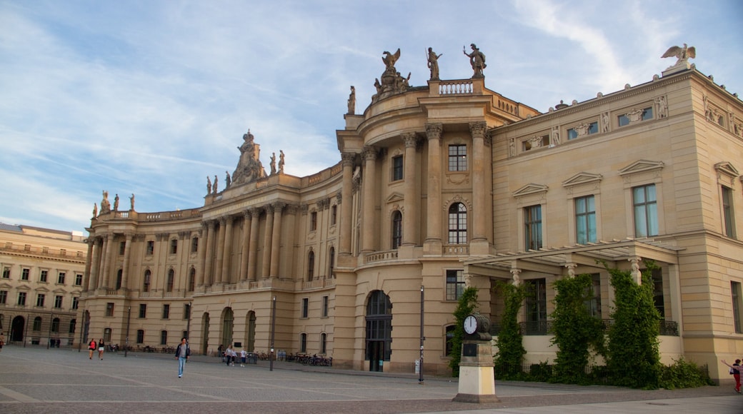 Plaza Bebelplatz ofreciendo patrimonio de arquitectura y elementos del patrimonio