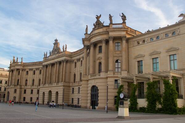 Bebelplatz welches beinhaltet Geschichtliches und historische Architektur