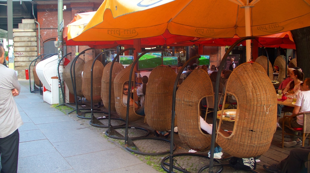 Hackescher Markt showing outdoor eating