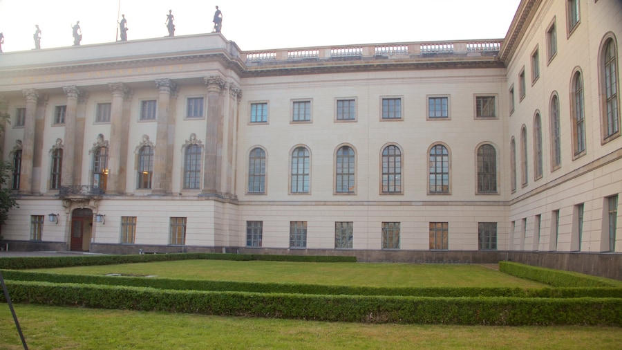 Università Humboldt che include architettura d\'epoca e oggetti d\'epoca