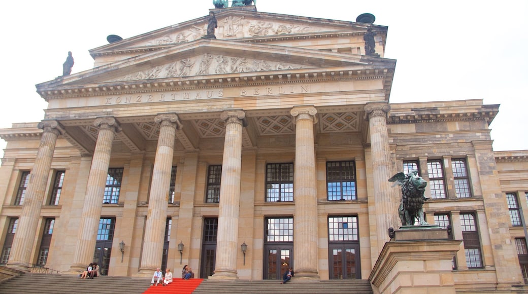 Konzerthaus Berlin mostrando architettura d\'epoca e oggetti d\'epoca