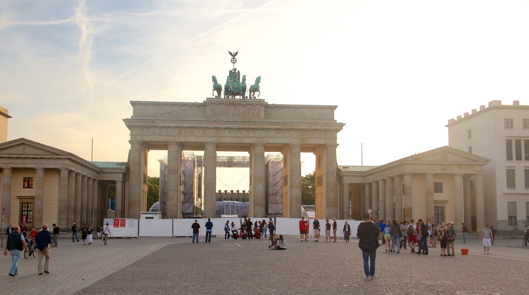 Parisier Platz che include monumento, oggetti d\'epoca e tramonto