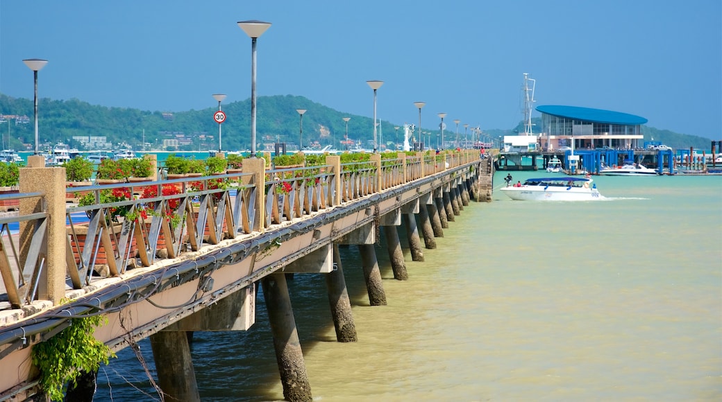 Muelle de Chalong mostrando botes y una bahía o un puerto
