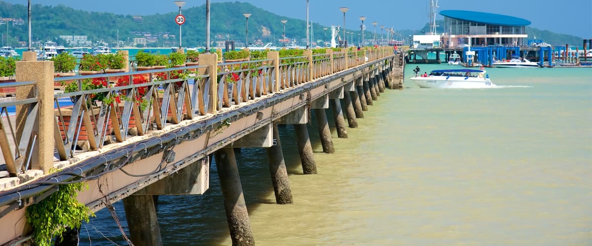Chalong-Pier mit einem Bootfahren und Bucht oder Hafen